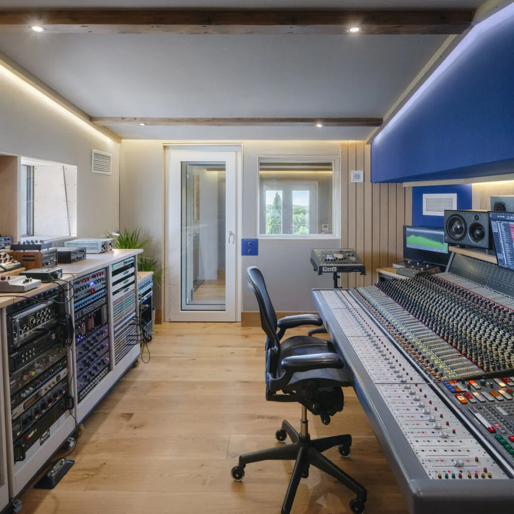 One-Two-Pass-It-South-console-amps-1024x1024