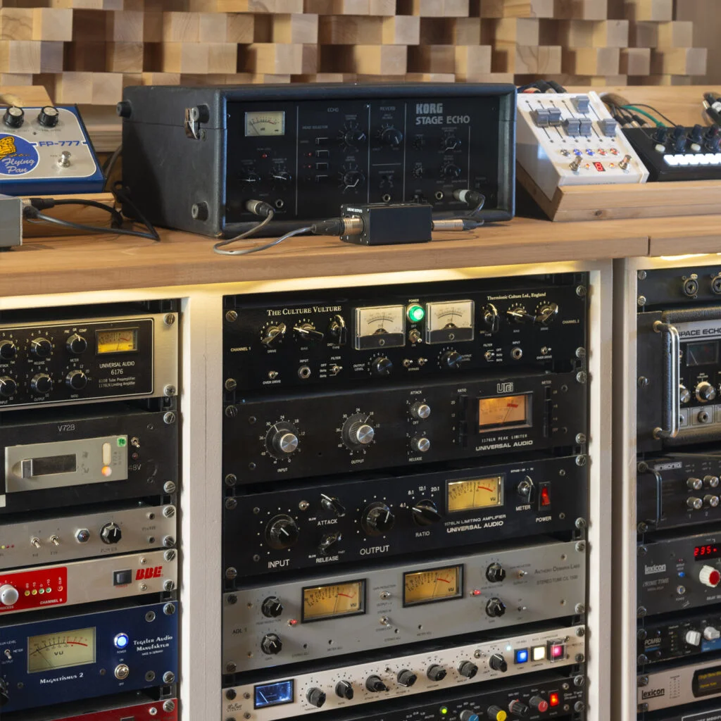 One-Two-Pass-It-South-gears-amps-1024x1024